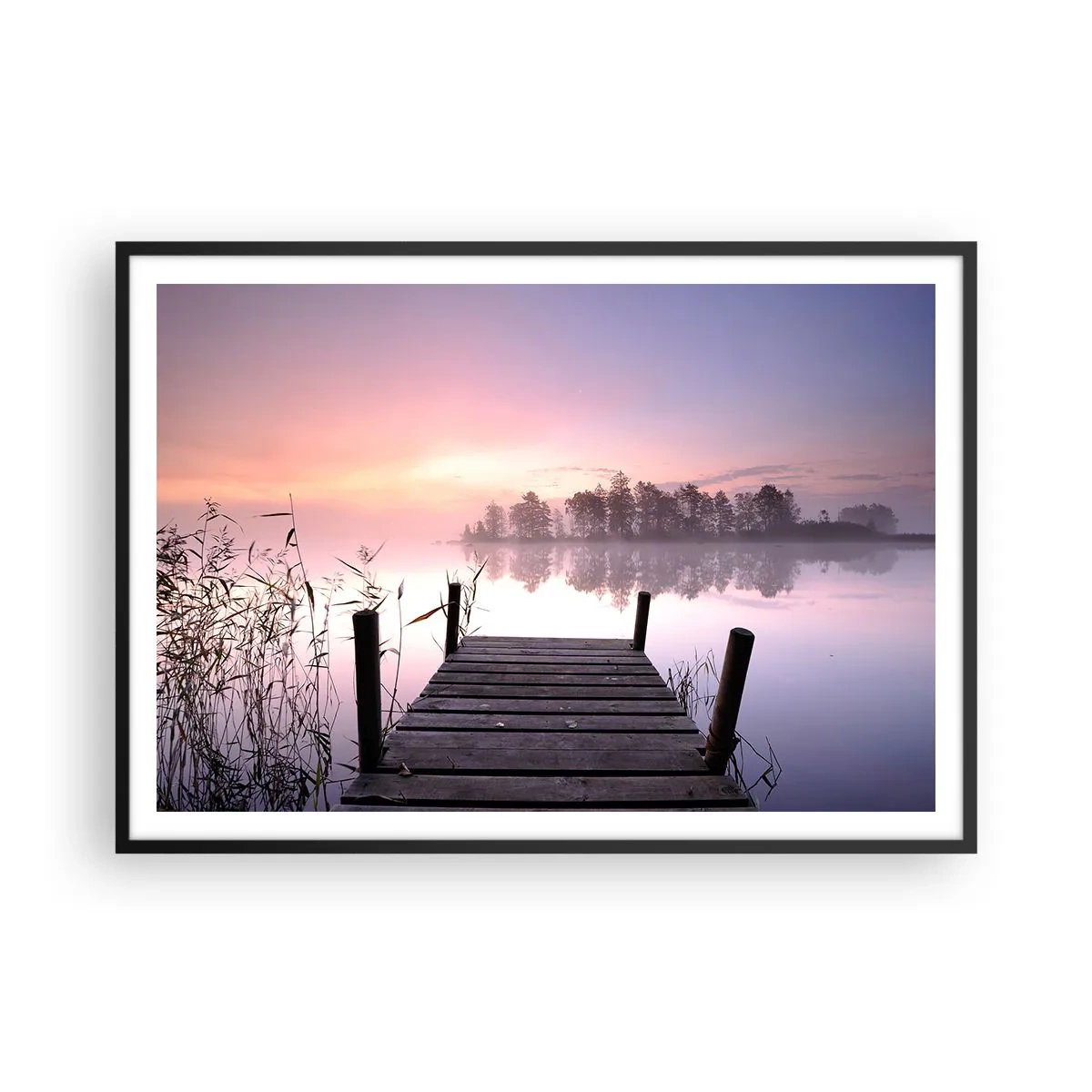 Poster in einem schwarzem Rahmen - Ein Steg am Seeufer im Morgengrauen mit Nebel und pastellfarbenem Himmel - 100x70cm - Aus dem lila Nebel ... - Moderne Wanddekoration für Wohnzimmer und Schlafzimmer ARTTOR