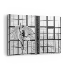 Bild auf Leinwand - Leinwandbild - Eine Frau mit Engelsflügeln vor dem Hintergrund eines Dachbodenfensters - 120x80cm - Stadt der Engel? - Moderne Wanddekoration für Wohnzimmer und Schlafzimmer ARTTOR
