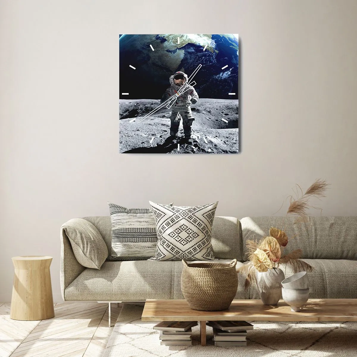 Wanduhr - Glasuhr - Astronaut auf der Mondoberfläche mit der Erde im Hintergrund - 30x30cm - Grüße vom Mond - Moderne Wanddekoration für Wohnzimmer und Schlafzimmer ARTTOR