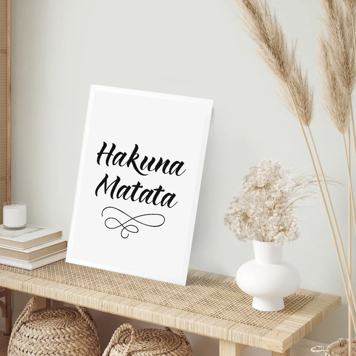 Poster - Schwarzer Hakuna Matata-Schriftzug auf weißem Hintergrund - 50x70cm - Bester Ratschlag - Moderne Wanddekoration für Wohnzimmer und Schlafzimmer ARTTOR