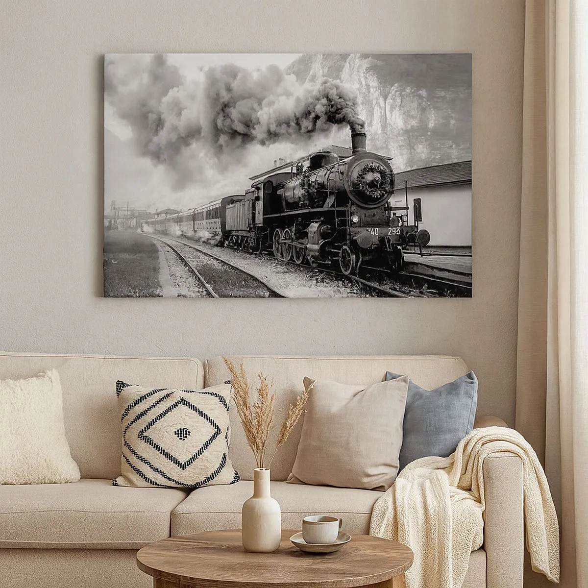 Bild auf Leinwand - Leinwandbild - Eine schwarz-weiße Dampflokomotive vor einer Berglandschaft - 70x50cm - Steht am Bahnhof ... - Moderne Wanddekoration für Wohnzimmer und Schlafzimmer ARTTOR