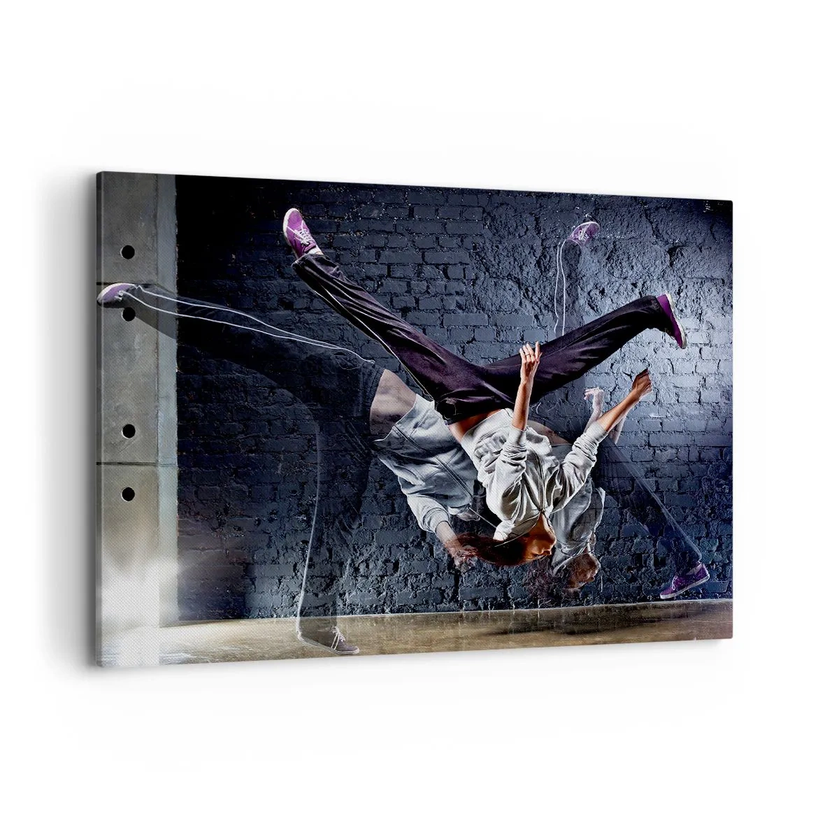 Bild auf Leinwand - Leinwandbild - Eine Tänzerin bei einem dynamischen Sprung gegen eine Ziegelmauer - 100x70cm - Straßenstar - Moderne Wanddekoration für Wohnzimmer und Schlafzimmer ARTTOR