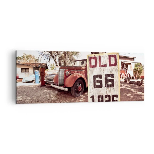 Bild auf Leinwand - Leinwandbild - Retro-Auto und Route 66-Schild in rustikalem Ambiente - 140x50cm - Die Legende der amerikanischen Provinz - Moderne Wanddekoration für Wohnzimmer und Schlafzimmer ARTTOR