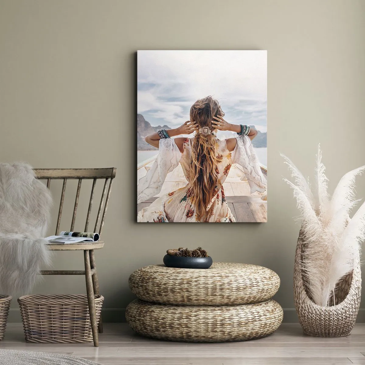 Bild auf Leinwand - Leinwandbild - Frau auf einem Boot mit Blick auf die Berge und das Wasser, Boho-Stil - 50x70cm - Auf dem Weg zum Glück - Moderne Wanddekoration für Wohnzimmer und Schlafzimmer ARTTOR