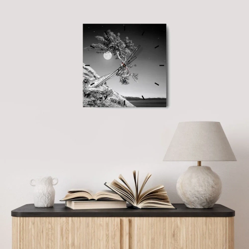 Wanduhr - Glasuhr - Schwarz-weißer Baum auf einer Klippe mit dem Mond im Hintergrund - 30x30cm - Siegreiche Kämpferin - Moderne Wanddekoration für Wohnzimmer und Schlafzimmer ARTTOR