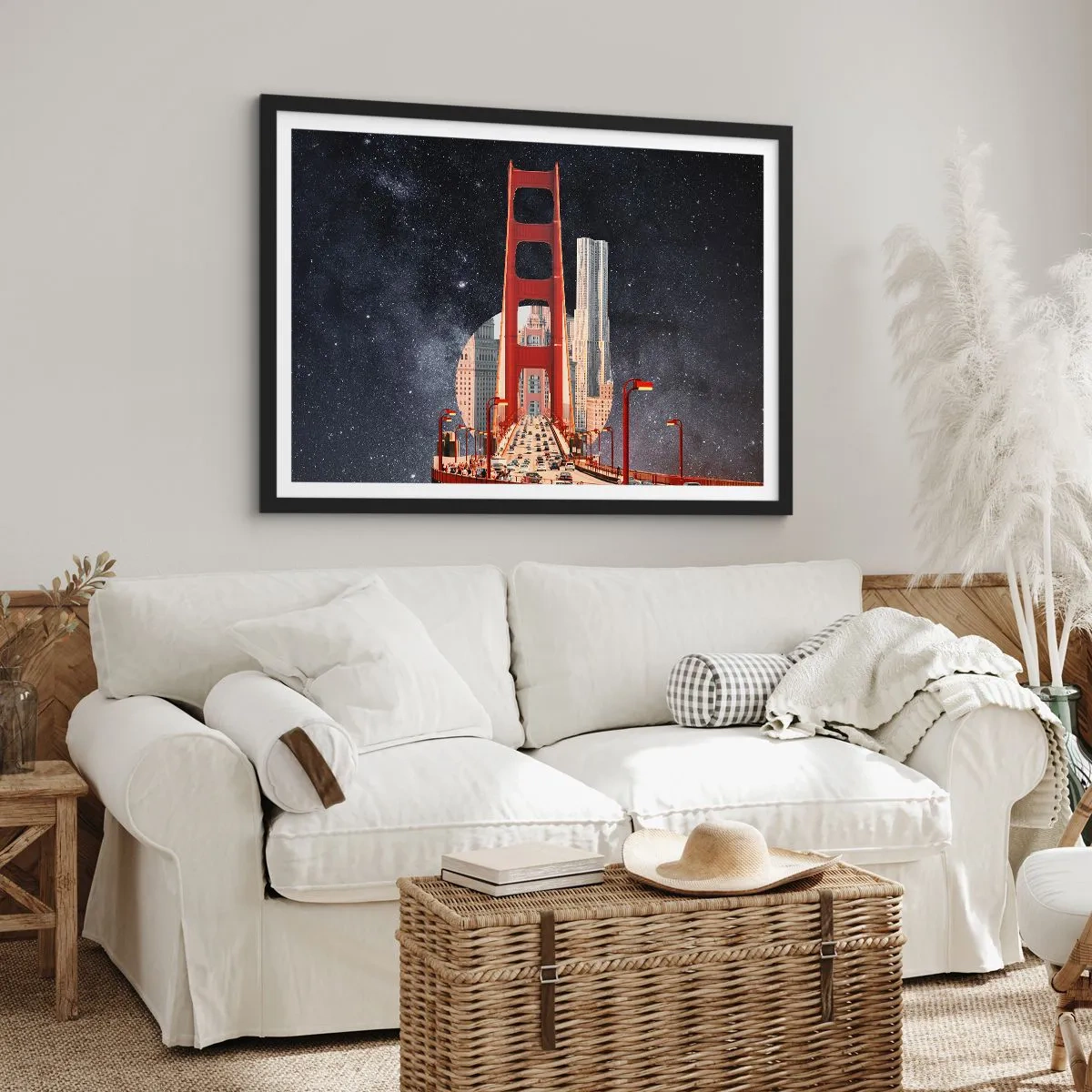 Poster in einem schwarzem Rahmen - Die Golden Gate Bridge mit der Stadt im Hintergrund vor einem Sternenhimmel - 100x70cm - Immer im Mittelpunkt - Moderne Wanddekoration für Wohnzimmer und Schlafzimmer ARTTOR