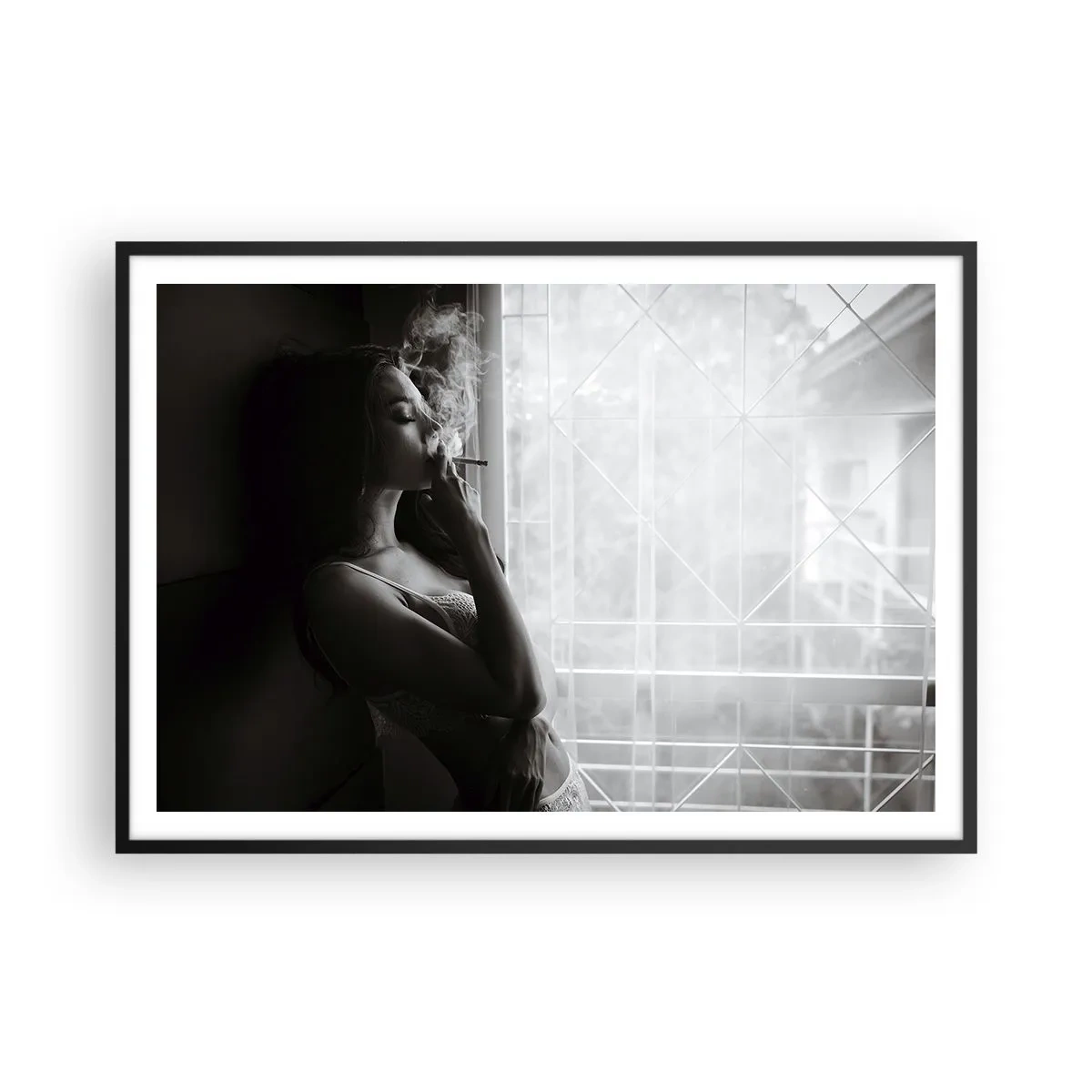 Poster in einem schwarzem Rahmen - Eine Frau in sinnlicher Pose auf einem Schwarzweißfoto - 100x70cm - Sinnlicher Moment - Moderne Wanddekoration für Wohnzimmer und Schlafzimmer ARTTOR