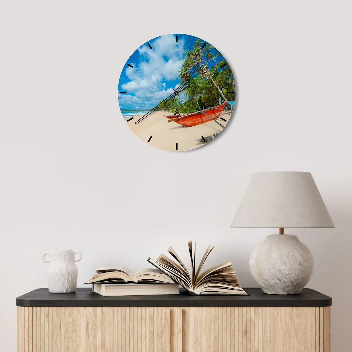 Wanduhr - Glasuhr - Ein Strand mit Palmen und einem roten Boot vor blauem Himmel - 30x30cm - Der Charme der Tropen - Moderne Wanddekoration für Wohnzimmer, Küche und Schlafzimmer ARTTOR