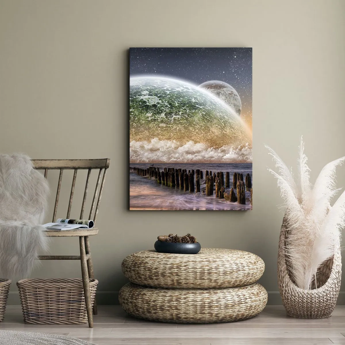 Bild auf Leinwand - Leinwandbild - Eine fantastische Landschaft mit einem großen Planeten über dem Meer und einem Holzsteg. - 50x70cm - Und die Welt tauchte aus dem Wasser auf - Moderne Wanddekoration für Wohnzimmer und Schlafzimmer ARTTOR