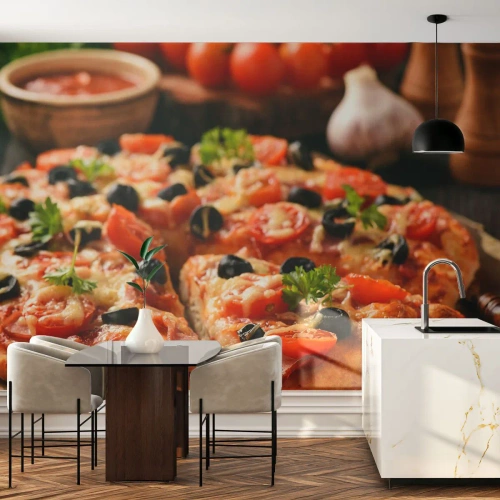 Fototapete Premium Canvas - Pizza mit Tomaten, Oliven und frischen Kräutern auf dem Tisch - 100x70cm - Du bist schon wieder davongekommen - Moderne Wanddekoration für Wohnzimmer und Schlafzimmer ARTTOR