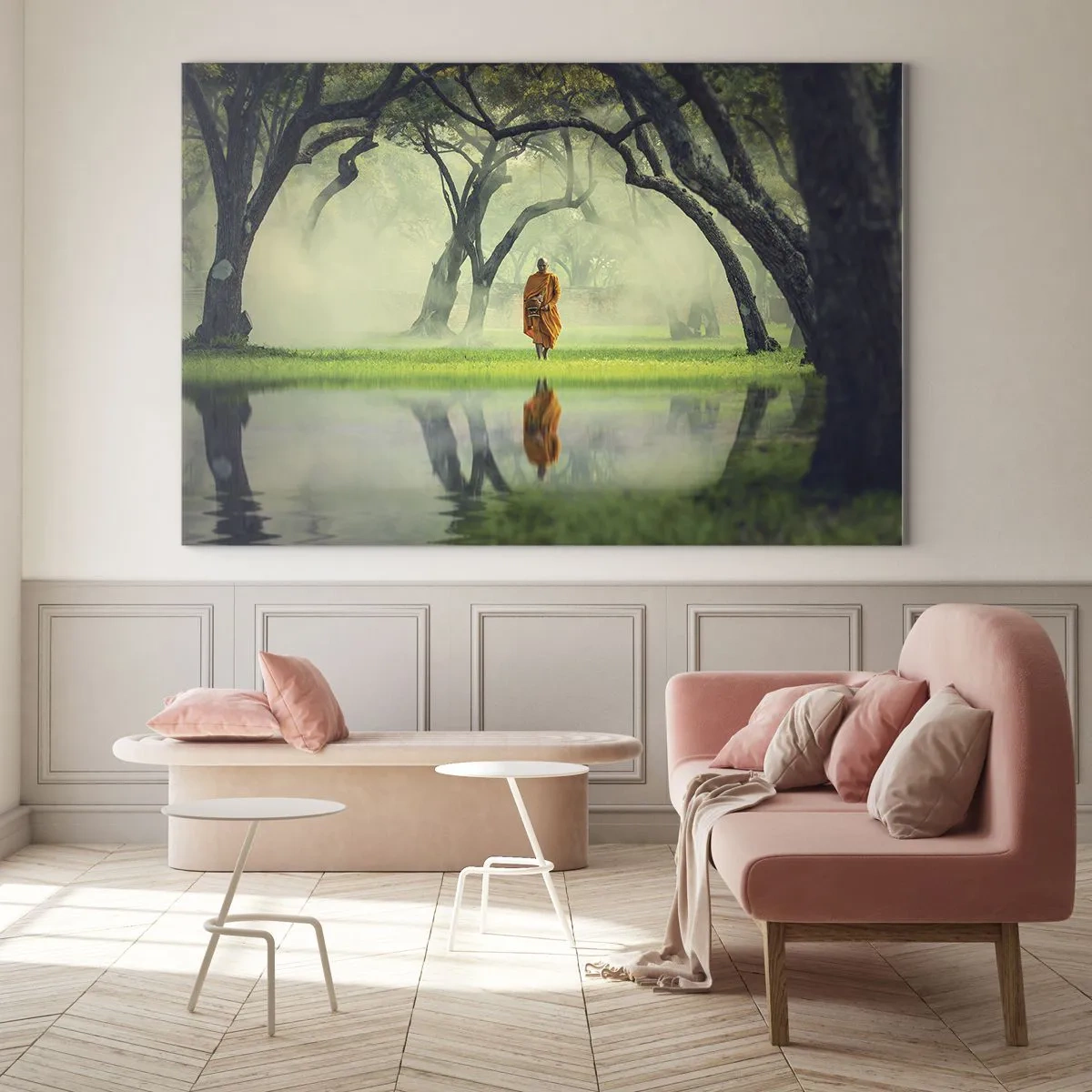 Glasbild - Bild auf glas - Ein Mönch in einer orangefarbenen Robe geht zwischen den Bäumen am Wasser spazieren - 70x50cm - Auf dem Weg zur Erleuchtung - Moderne Wanddekoration für Wohnzimmer und Schlafzimmer ARTTOR