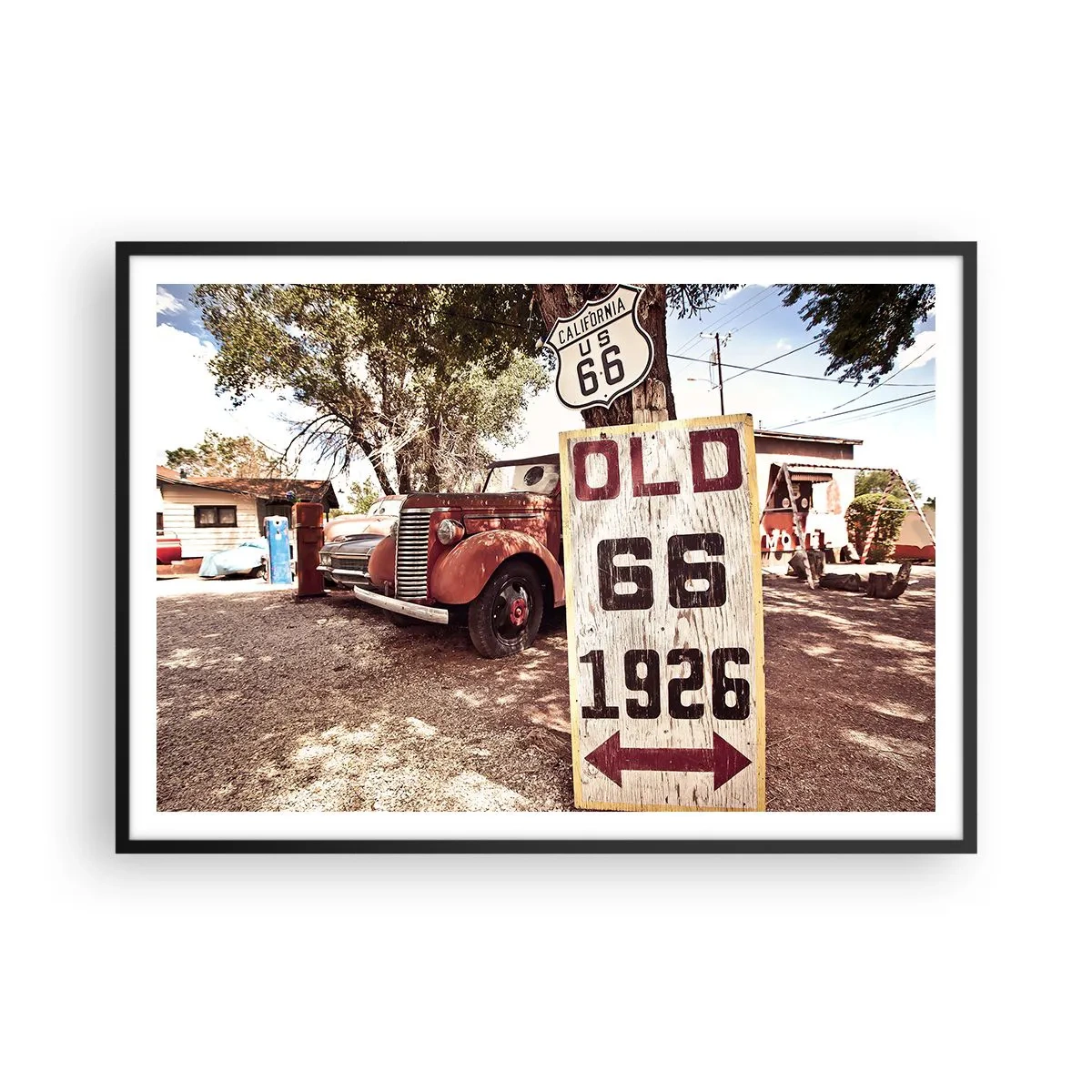 Poster in einem schwarzem Rahmen - Retro-Auto und Route 66-Schild in rustikalem Ambiente - 100x70cm - Die Legende der amerikanischen Provinz - Moderne Wanddekoration für Wohnzimmer und Schlafzimmer ARTTOR