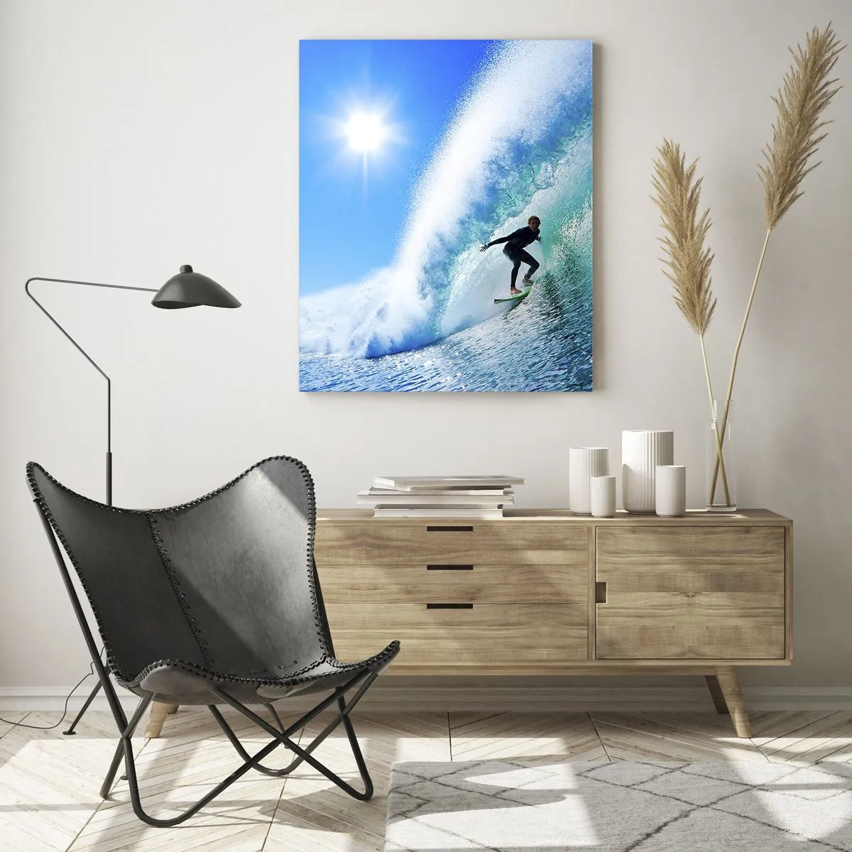 Glasbild - Bild auf glas - Ein Surfer auf einem Brett reitet unter blauem Himmel auf einer starken Welle. - 70x100cm - Durch das große Blau - Moderne Wanddekoration für Wohnzimmer und Schlafzimmer ARTTOR