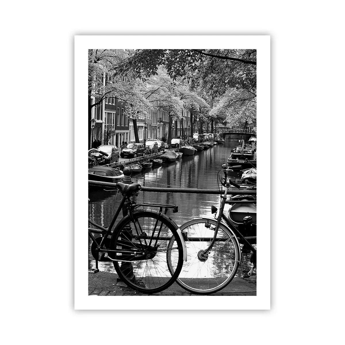 Poster - Schwarz-Weiß-Ansicht eines Kanals mit Fahrrädern in Amsterdam - 50x70cm - Ein sehr holländischer Anblick - Moderne Wanddekoration für Wohnzimmer und Schlafzimmer ARTTOR