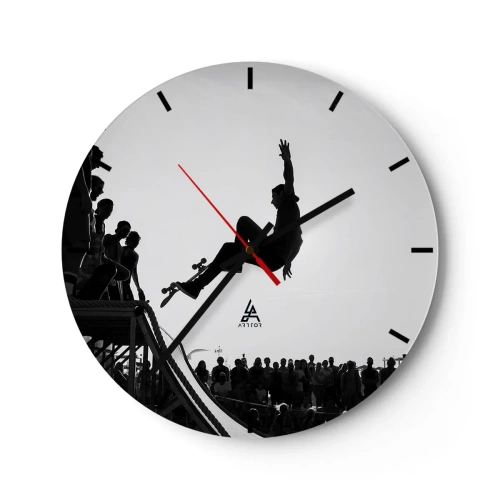 Wanduhr - Glasuhr - Schwarz-weißes Motiv eines Skateboarders auf einer Rampe in einer Menschenmenge - 30x30cm - Helden und Zuschauer - Moderne Wanddekoration für Wohnzimmer, Küche und Schlafzimmer ARTTOR