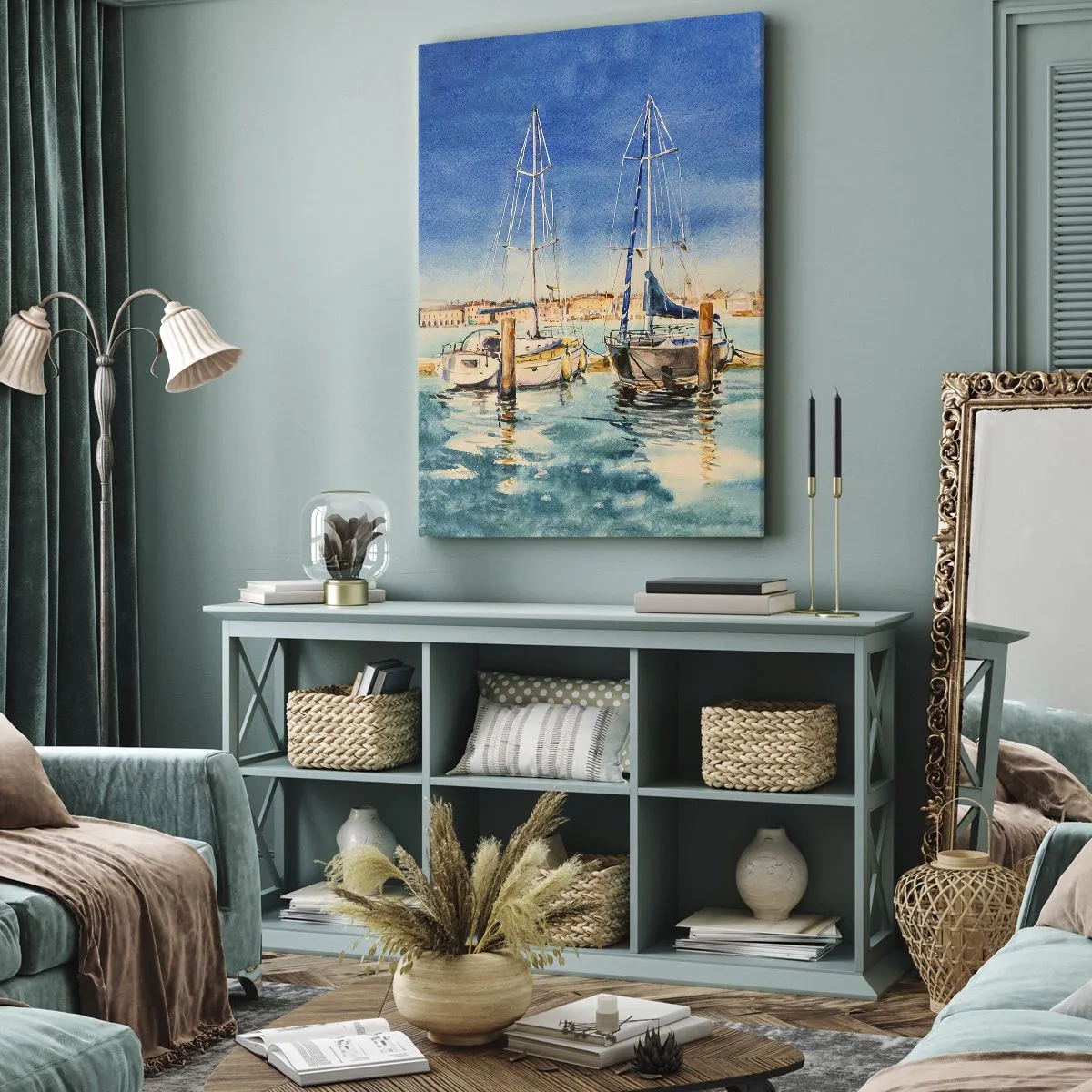 Bild auf Leinwand - Leinwandbild - Yachthafen mit Booten vor der Kulisse einer blauen Lagune - 50x70cm - Sonnige Lagune - Moderne Wanddekoration für Wohnzimmer und Schlafzimmer ARTTOR