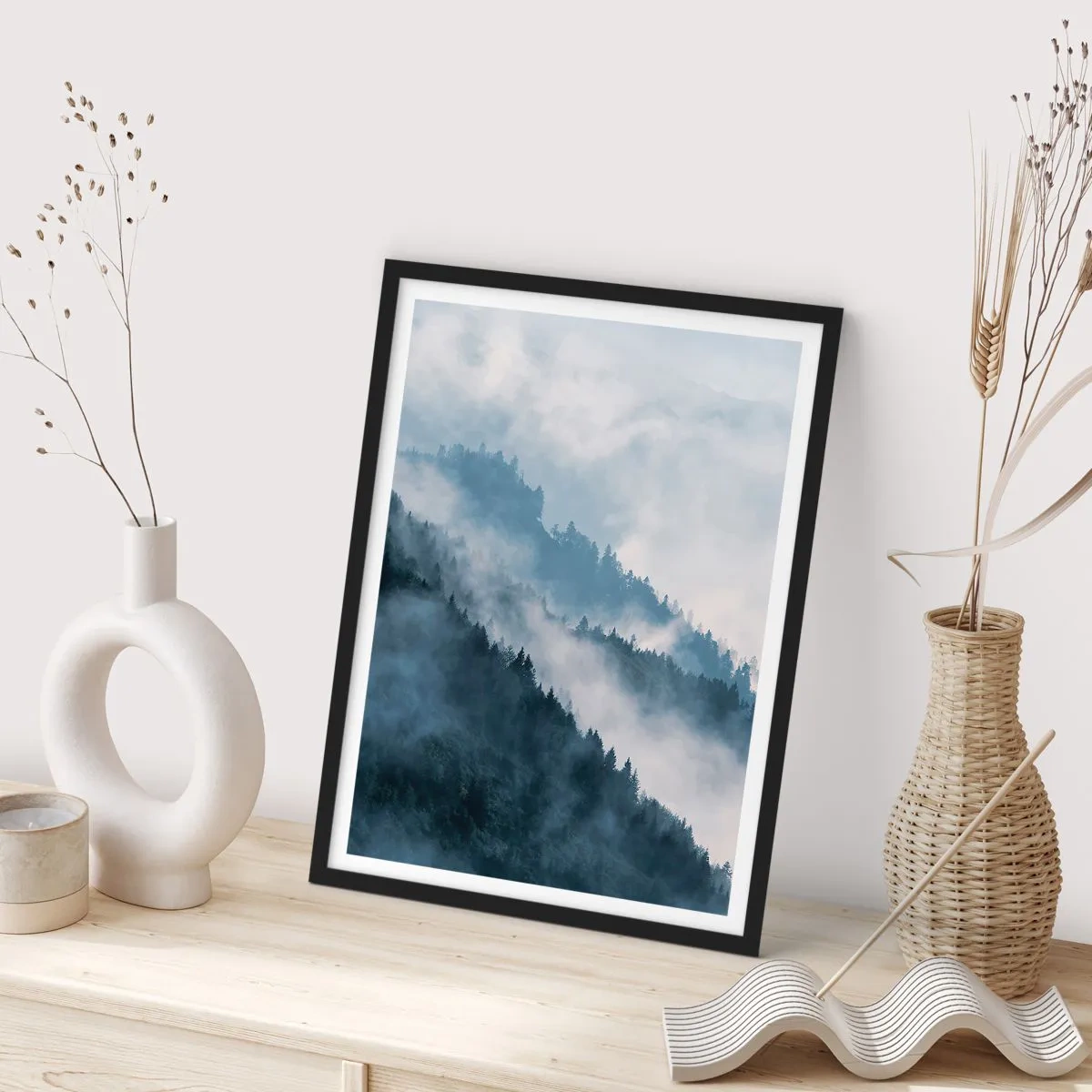 Poster in einem schwarzem Rahmen - Mystik der Berge - 70x100 cm