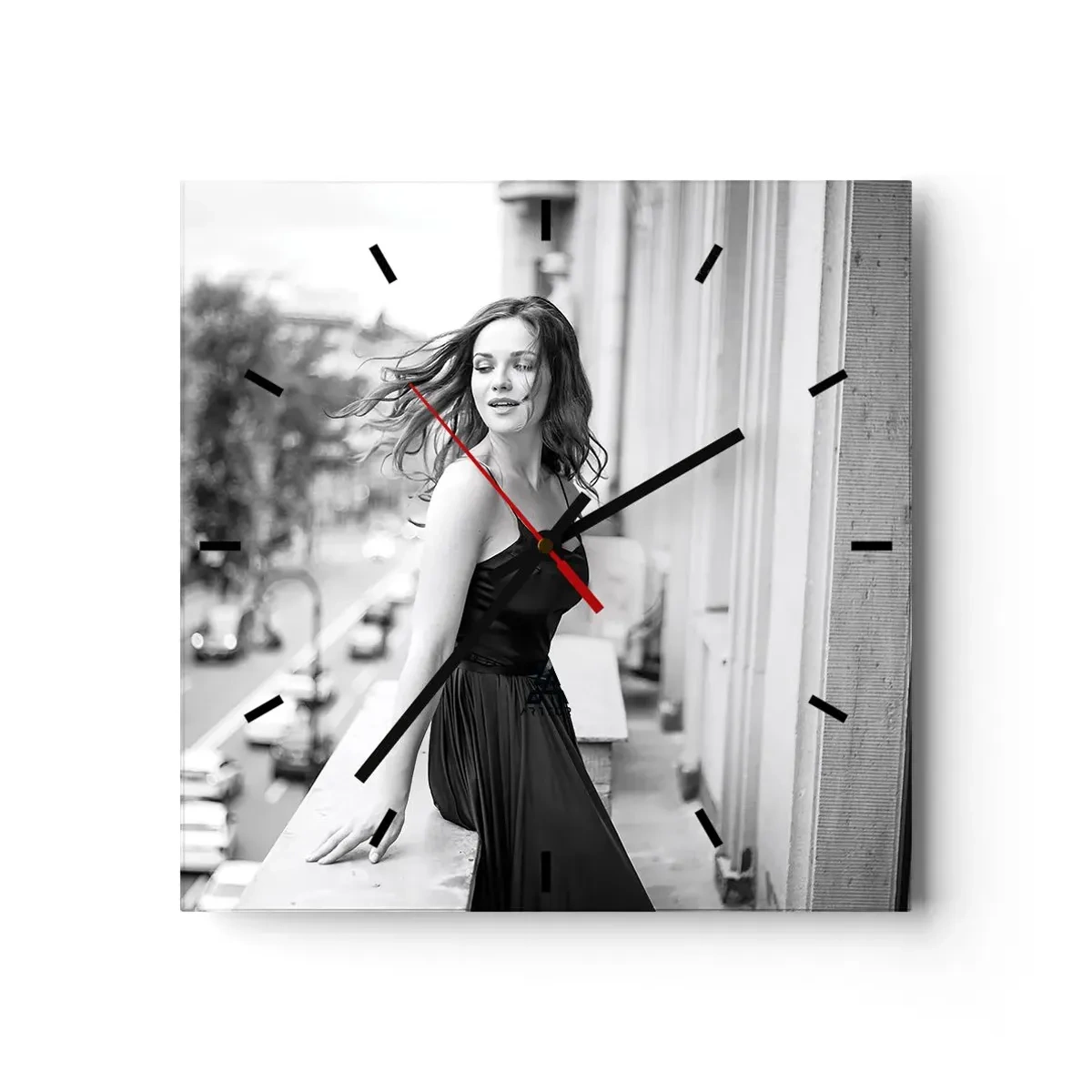 Wanduhr - Glasuhr - Schwarz-Weiß-Foto einer Frau auf einem Balkon - 30x30cm - Bestimmt ein Pariser - Moderne Wanddekoration für Wohnzimmer und Schlafzimmer ARTTOR