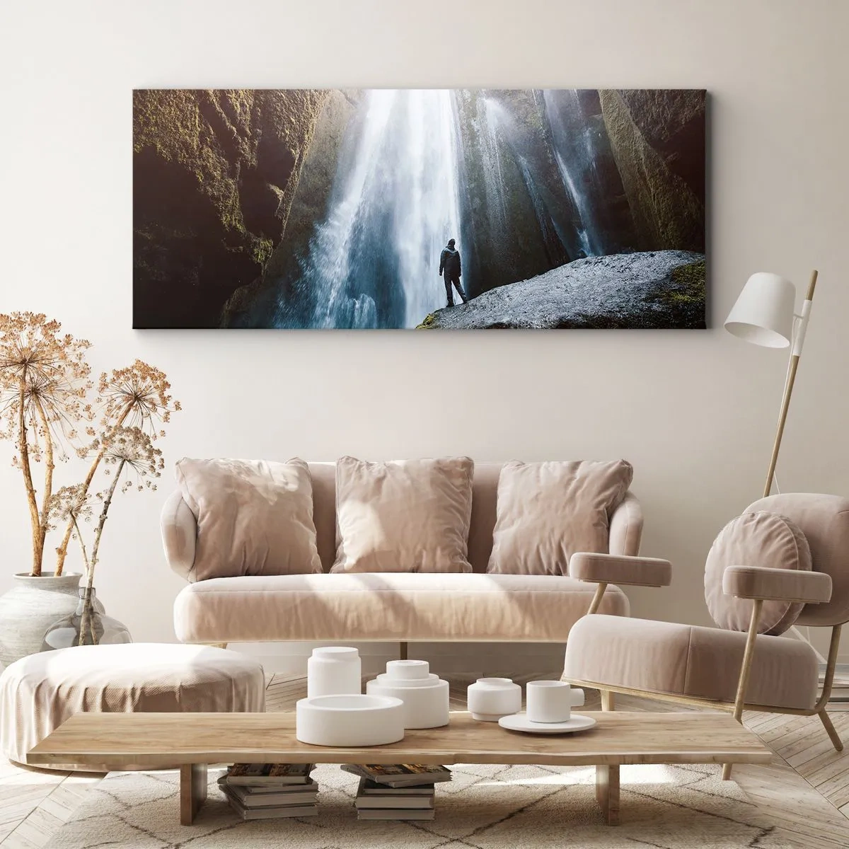 Bild auf Leinwand - Leinwandbild - Eine Figur vor der Kulisse eines majestätischen Wasserfalls in einer felsigen Schlucht - 160x50cm - Wiederherstellung der Proportionen - Moderne Wanddekoration für Wohnzimmer und Schlafzimmer ARTTOR