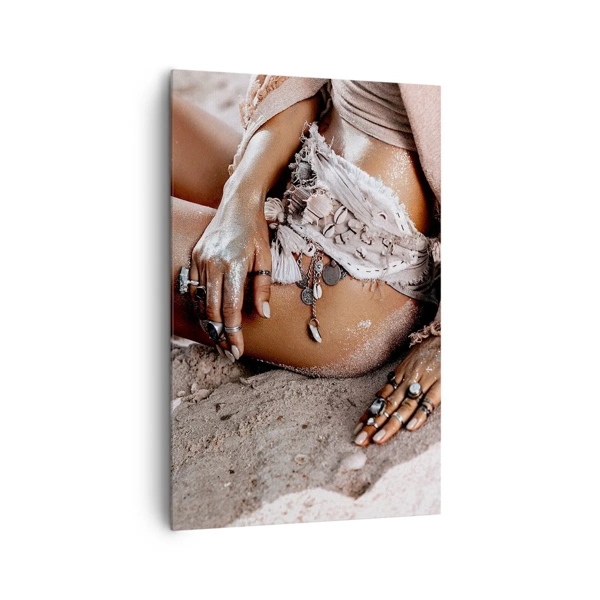 Bild auf Leinwand - Leinwandbild - Boho-Frau am Strand mit Schmuck - 80x120cm - Von den Wellen geworfen? - Moderne Wanddekoration für Wohnzimmer und Schlafzimmer ARTTOR