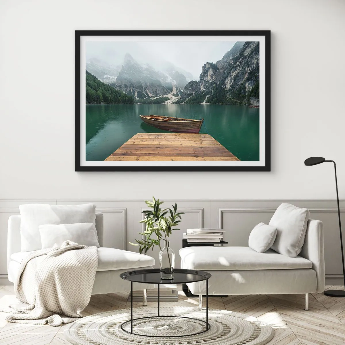 Poster in einem schwarzem Rahmen - Ein Holzboot an einem Pier auf einem von Bergen umgebenen See - 100x70cm - Und die stolzen Felsen der Stirn - Moderne Wanddekoration für Wohnzimmer und Schlafzimmer ARTTOR