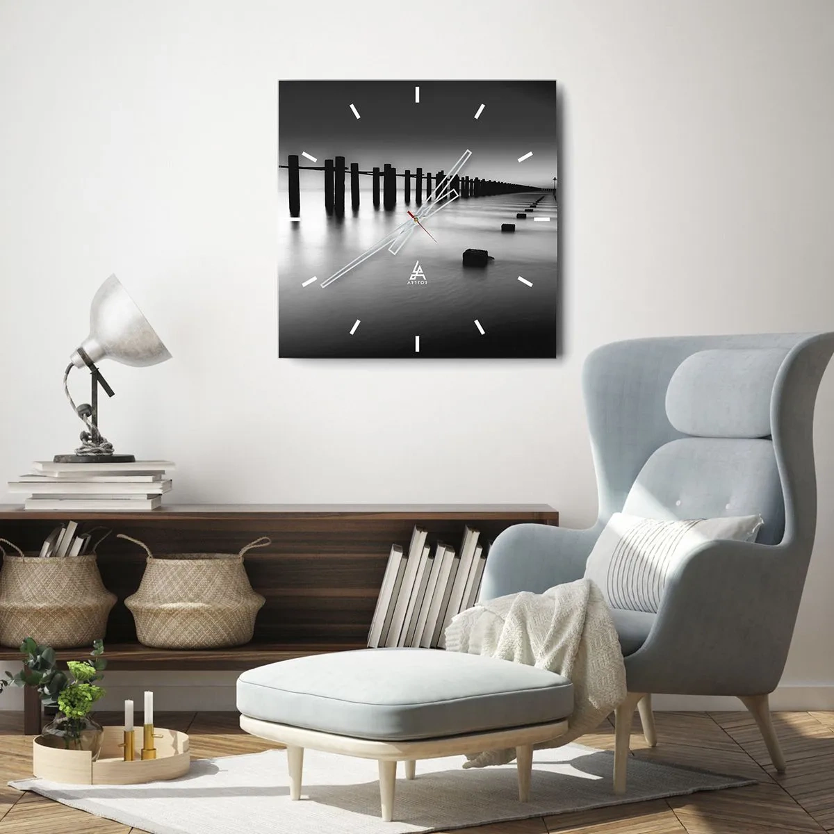 Wanduhr - Glasuhr - Im Wasser versunkene Holzpfähle und Betonblöcke in Schwarz-Weiß-Tönen - 30x30cm - Graue Distanz im Nebel - Moderne Wanddekoration für Wohnzimmer und Schlafzimmer ARTTOR