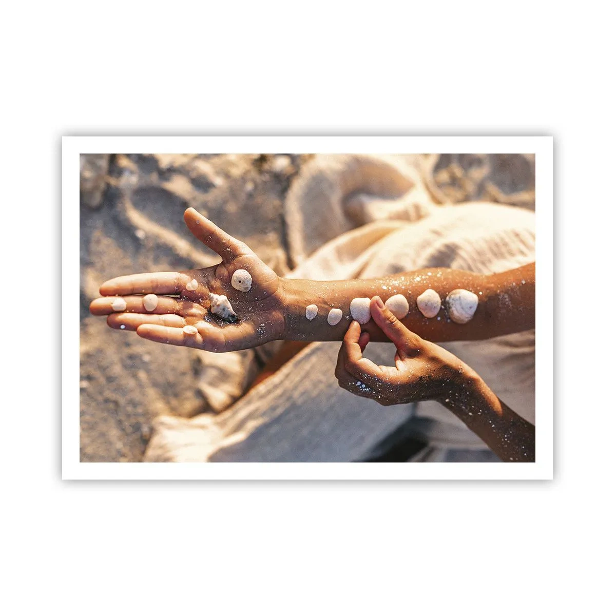 Poster - Hände mit Muscheln auf dem Sandhintergrund angeordnet - 100x70cm - Schönheit an Ihren Fingerspitzen - Moderne Wanddekoration für Wohnzimmer und Schlafzimmer ARTTOR