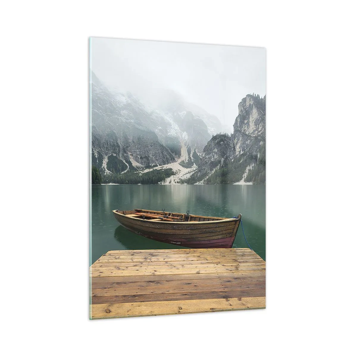 Glasbild - Bild auf glas - Ein Boot an den Anlegestellen auf einem See in einer bergigen Landschaft mit Nebel - 50x70cm - Und die stolzen Felsen der Stirn - Moderne Wanddekoration für Wohnzimmer und Schlafzimmer ARTTOR