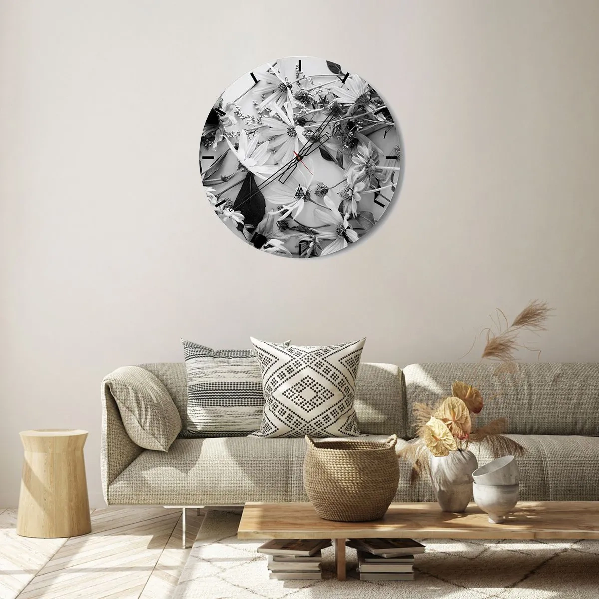 Wanduhr - Glasuhr - Schwarz-weiße Blumen auf hellem Hintergrund in einem lässigen Arrangement verstreut - 30x30cm - Kein Blumenstrauß - Moderne Wanddekoration für Wohnzimmer, Küche und Schlafzimmer ARTTOR