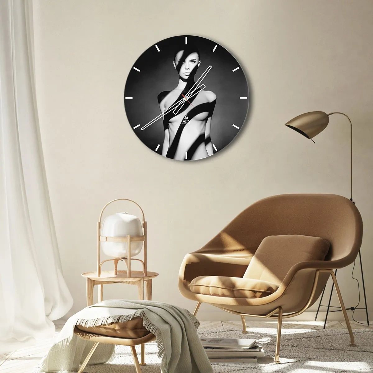 Wanduhr - Glasuhr - Schwarz-Weiß-Porträt einer Frau mit Licht- und Schatteneffekten - 30x30cm - In Glanz und Schatten - Moderne Wanddekoration für Wohnzimmer, Küche und Schlafzimmer ARTTOR