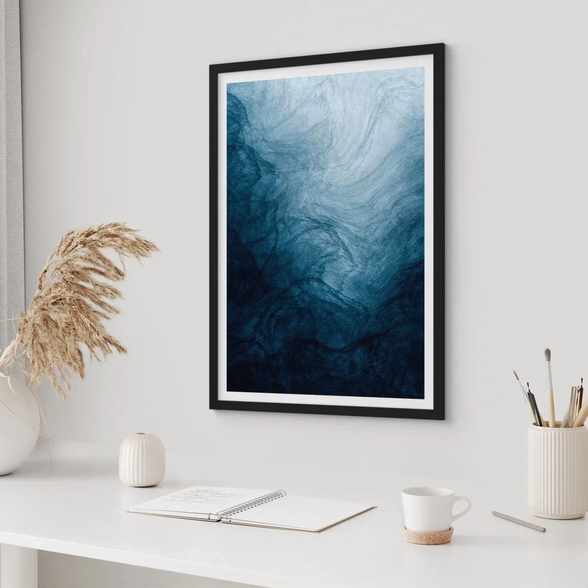 Poster in einem schwarzem Rahmen - Abstrakte Komposition in Marineblautönen - 50x70cm - Greifen Sie tief - Moderne Wanddekoration für Wohnzimmer und Schlafzimmer ARTTOR