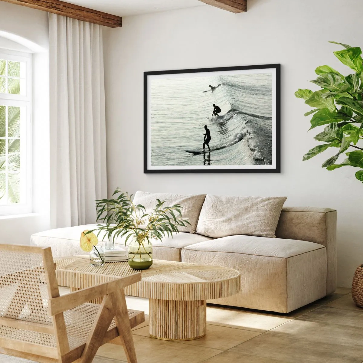 Poster in einem schwarzem Rahmen - Surfer auf den Wellen in einer monochromen Aufnahme - 70x50cm - Gegen die Welle - Moderne Wanddekoration für Wohnzimmer und Schlafzimmer ARTTOR