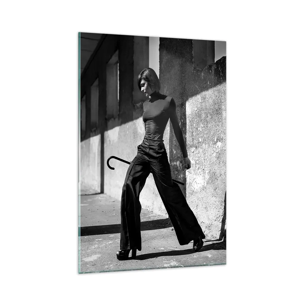 Glasbild - Bild auf glas - Stilvolle Frau in einem industriellen Umfeld - 80x120cm - Urbane Eleganz - Moderne Wanddekoration für Wohnzimmer und Schlafzimmer ARTTOR