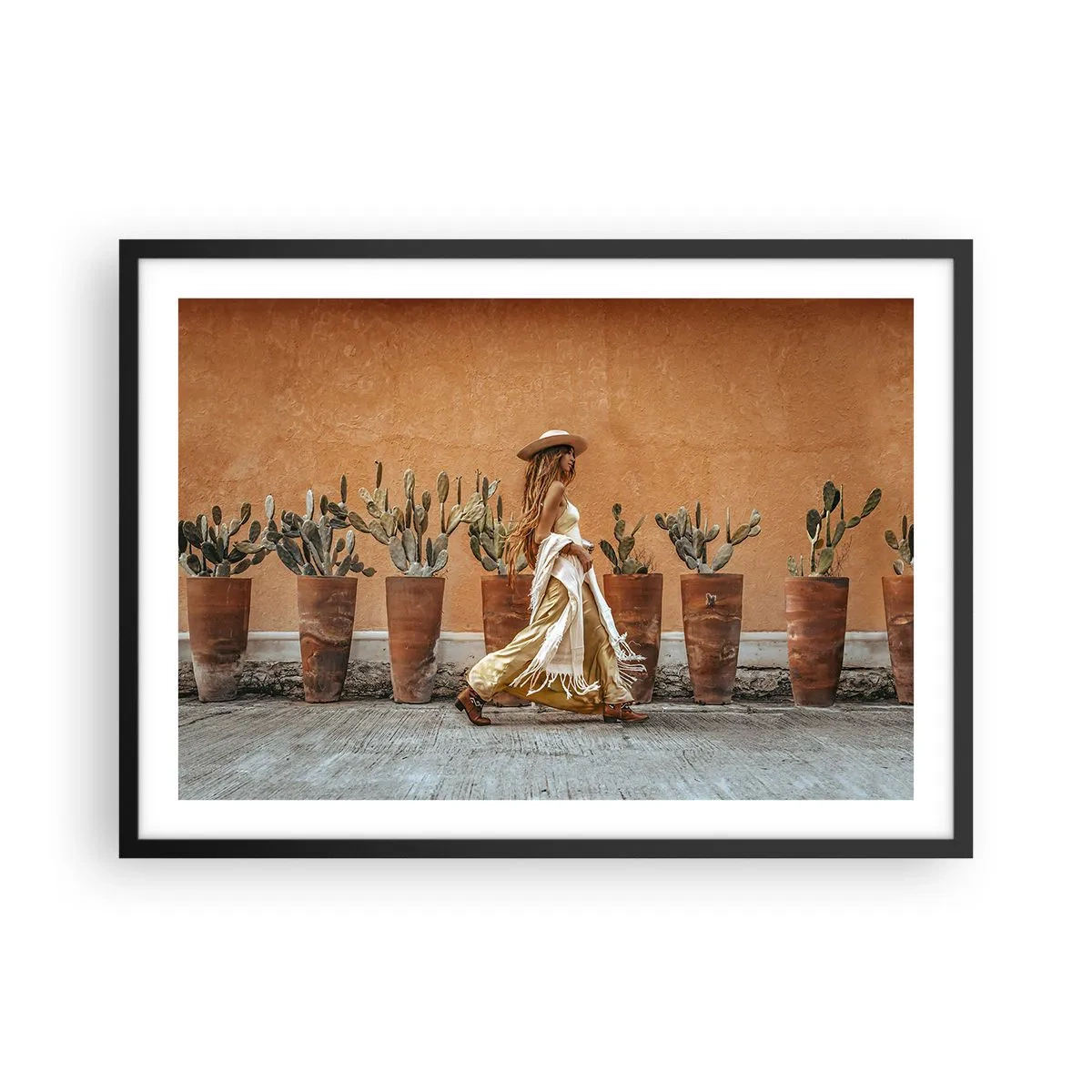 Poster in einem schwarzem Rahmen - Eine Frau im Boho-Stil mit Töpfen voller Kakteen im Hintergrund. - 70x50cm - Hippie-Stil - Moderne Wanddekoration für Wohnzimmer und Schlafzimmer ARTTOR