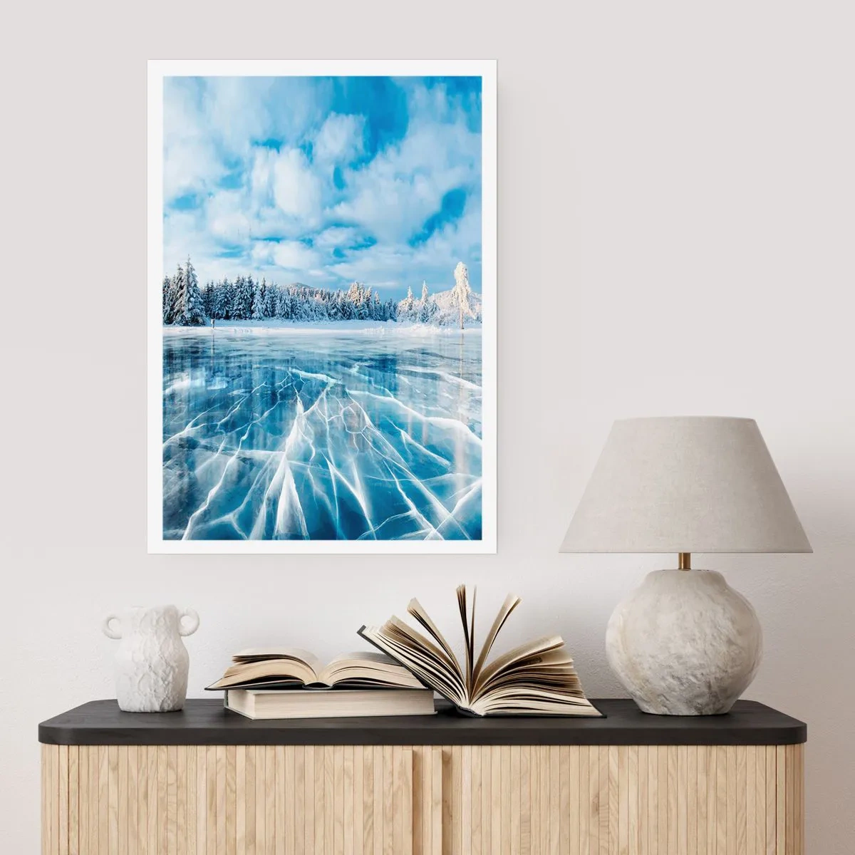 Poster - Ein zugefrorener See in einer Winterlandschaft - 50x70cm - Eine schillernde und kristallklare Aussicht - Moderne Wanddekoration für Wohnzimmer und Schlafzimmer ARTTOR