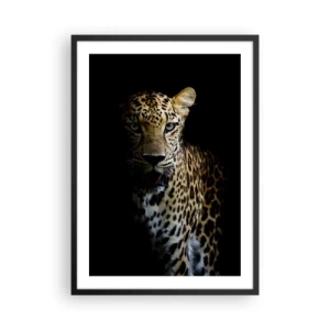 Poster in einem schwarzem Rahmen - Ein Leopard vor dunklem Hintergrund mit lebendigen Felldetails. - 50x70cm - Dunkle Schönheit - Moderne Wanddekoration für Wohnzimmer und Schlafzimmer ARTTOR