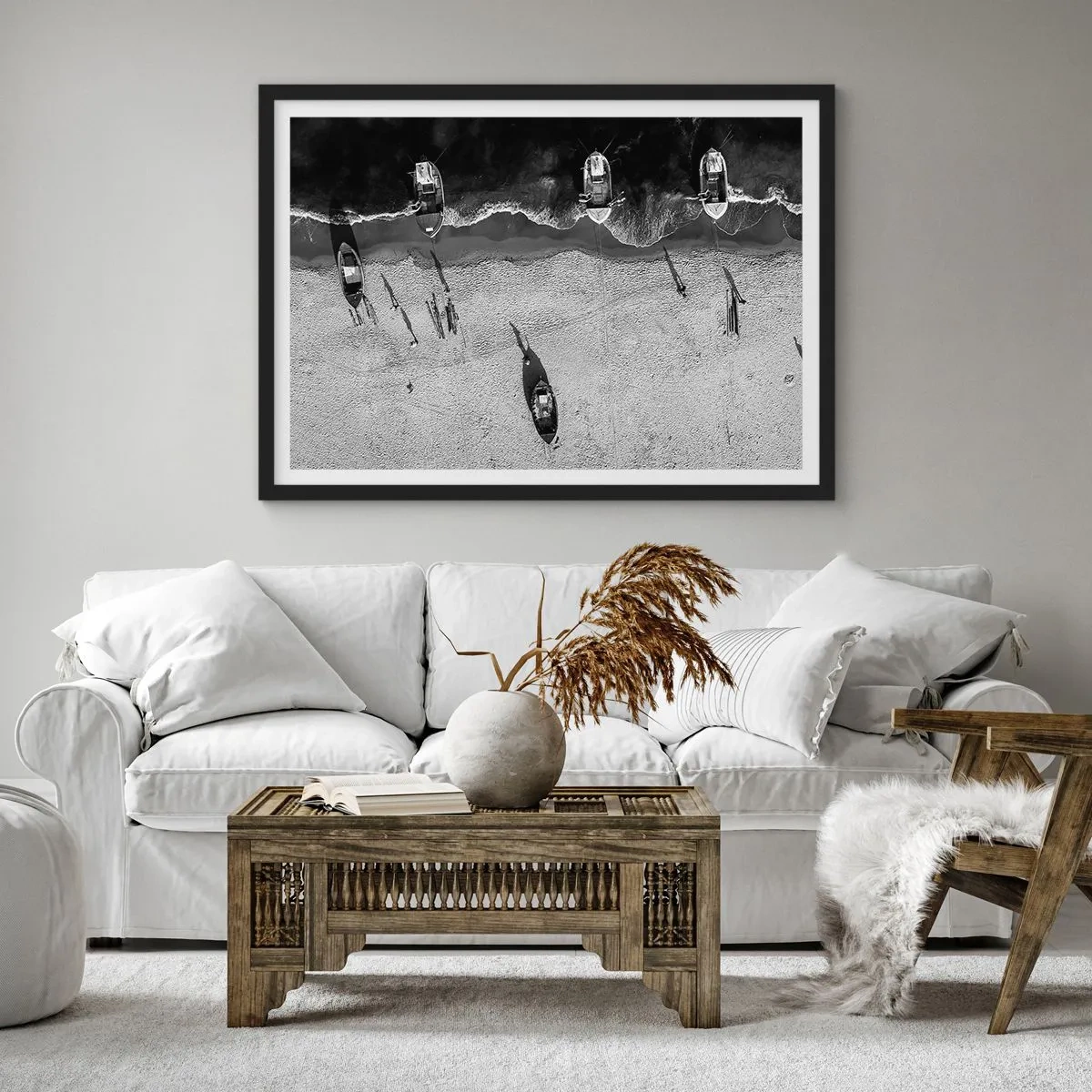 Poster in einem schwarzem Rahmen - Schwarz-Weiß-Luftaufnahme von Booten am Strand - 70x50cm - Immer noch am Ufer… - Moderne Wanddekoration für Wohnzimmer und Schlafzimmer ARTTOR
