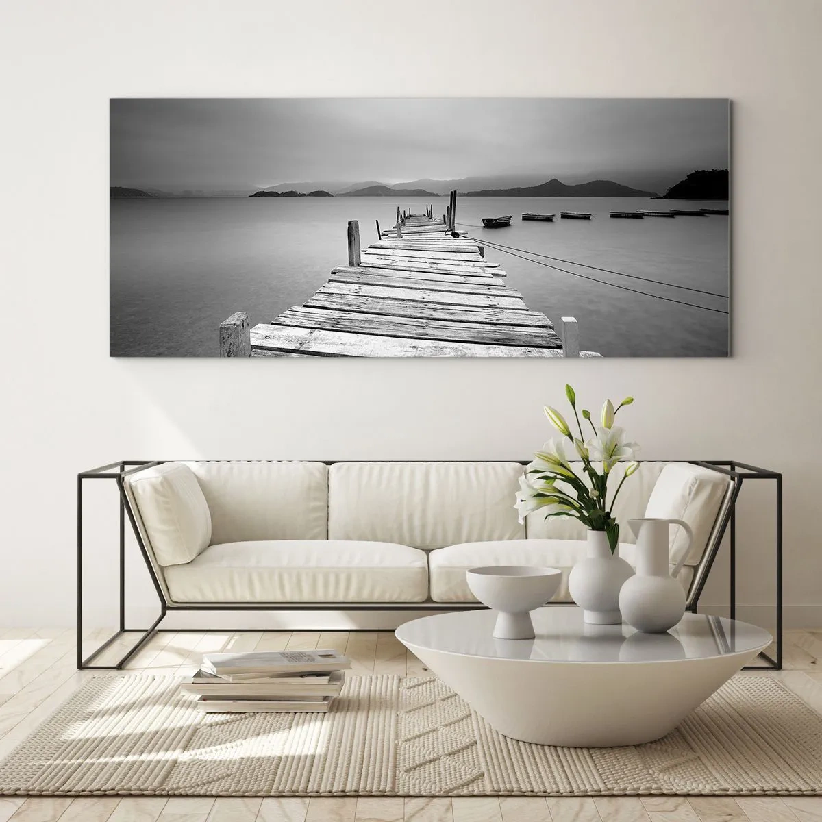 Glasbild - Bild auf glas - Eine Schwarz-Weiß-Ansicht eines Holzstegs und eines ruhigen Sees. - 160x50cm - Hinter den Bergen, jenseits der Meere - Moderne Wanddekoration für Wohnzimmer und Schlafzimmer ARTTOR