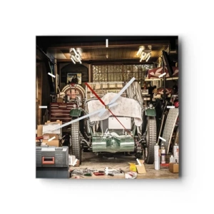 Wanduhr - Glasuhr - Ein altes Auto in einer Garage, umgeben von Werkzeugen und Geräten - 30x30cm - Zurück in die Vergangenheit - Moderne Wanddekoration für Wohnzimmer und Schlafzimmer ARTTOR