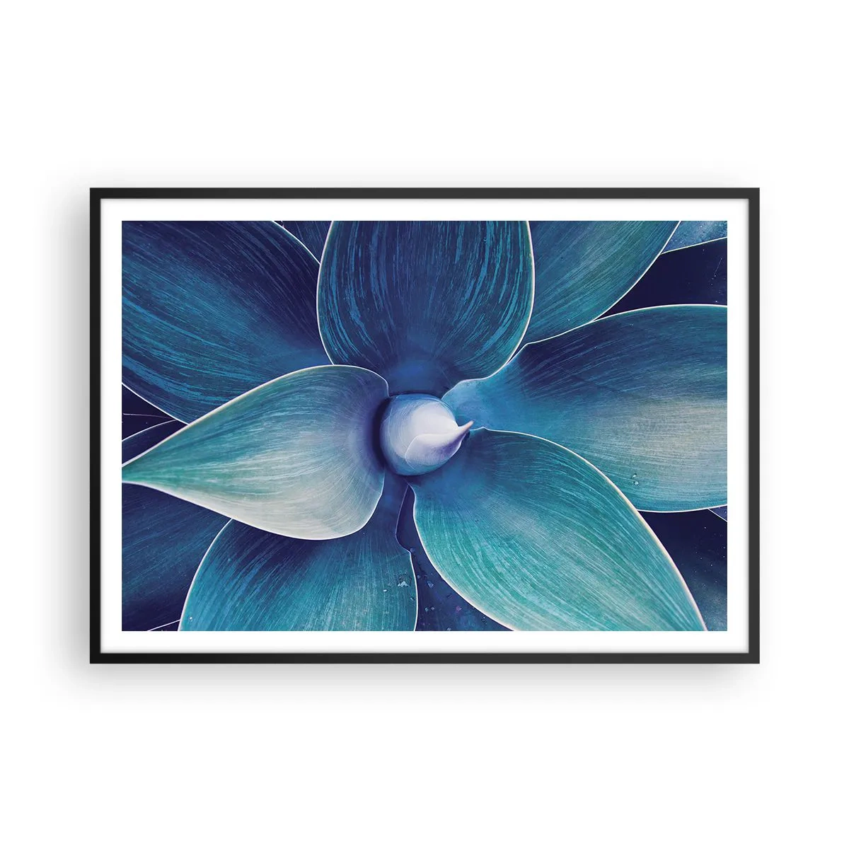Poster in einem schwarzem Rahmen - Nahaufnahme einer abstrakten Blume in Blautönen - 100x70cm - Bläulich vom Himmel - Moderne Wanddekoration für Wohnzimmer und Schlafzimmer ARTTOR