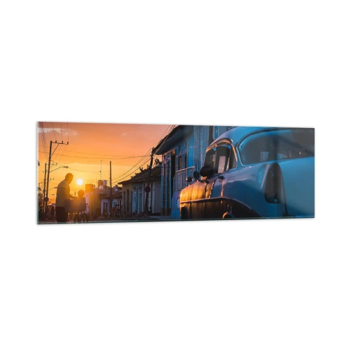 Glasbild - Bild auf glas - Retro-Auto und Fahrrad auf der Straße im Licht der untergehenden Sonne - 160x50cm - Hier vergeht die Zeit - Moderne Wanddekoration für Wohnzimmer und Schlafzimmer ARTTOR