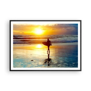 Poster in einem schwarzem Rahmen - Ein Surfer geht bei Sonnenuntergang mit einem Brett in der Hand am Strand spazieren. - 100x70cm - Die Rückkehr des Kriegers - Moderne Wanddekoration für Wohnzimmer und Schlafzimmer ARTTOR