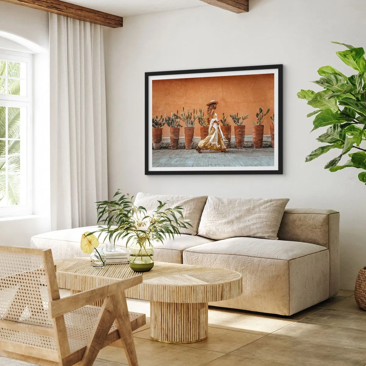 Poster in einem schwarzem Rahmen - Eine Frau im Boho-Stil mit Töpfen voller Kakteen im Hintergrund. - 70x50cm - Hippie-Stil - Moderne Wanddekoration für Wohnzimmer und Schlafzimmer ARTTOR