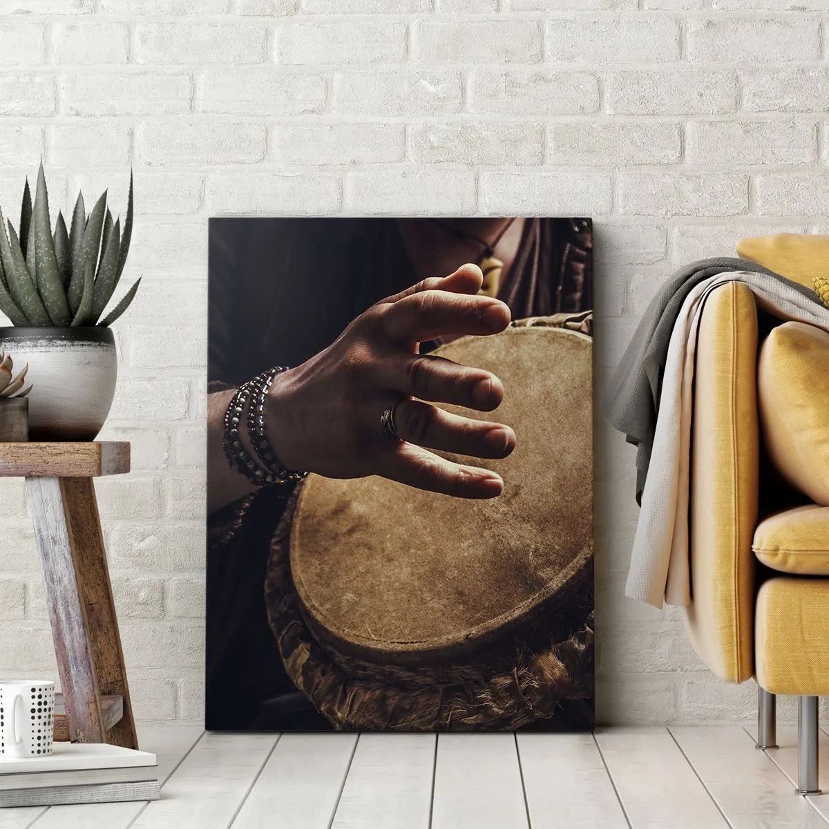 Bild auf Leinwand - Leinwandbild - Hände spielen eine traditionelle Djembe-Trommel - 50x70cm - Im Rhythmus des Herzens - Moderne Wanddekoration für Wohnzimmer und Schlafzimmer ARTTOR
