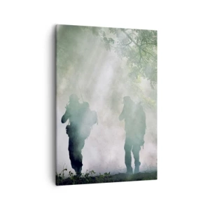 Bild auf Leinwand - Leinwandbild - Silhouetten von Soldaten in einem Wald, umgeben von Nebel - 50x70cm - Einer für alle… - Moderne Wanddekoration für Wohnzimmer und Schlafzimmer ARTTOR