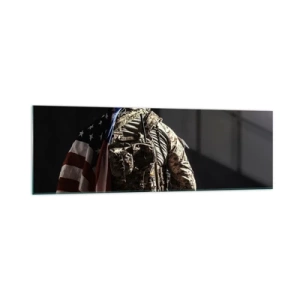 Glasbild - Bild auf glas - Ein Soldat in Uniform mit einer Flagge vor dunklem Hintergrund - 160x50cm - Darum - Moderne Wanddekoration für Wohnzimmer und Schlafzimmer ARTTOR