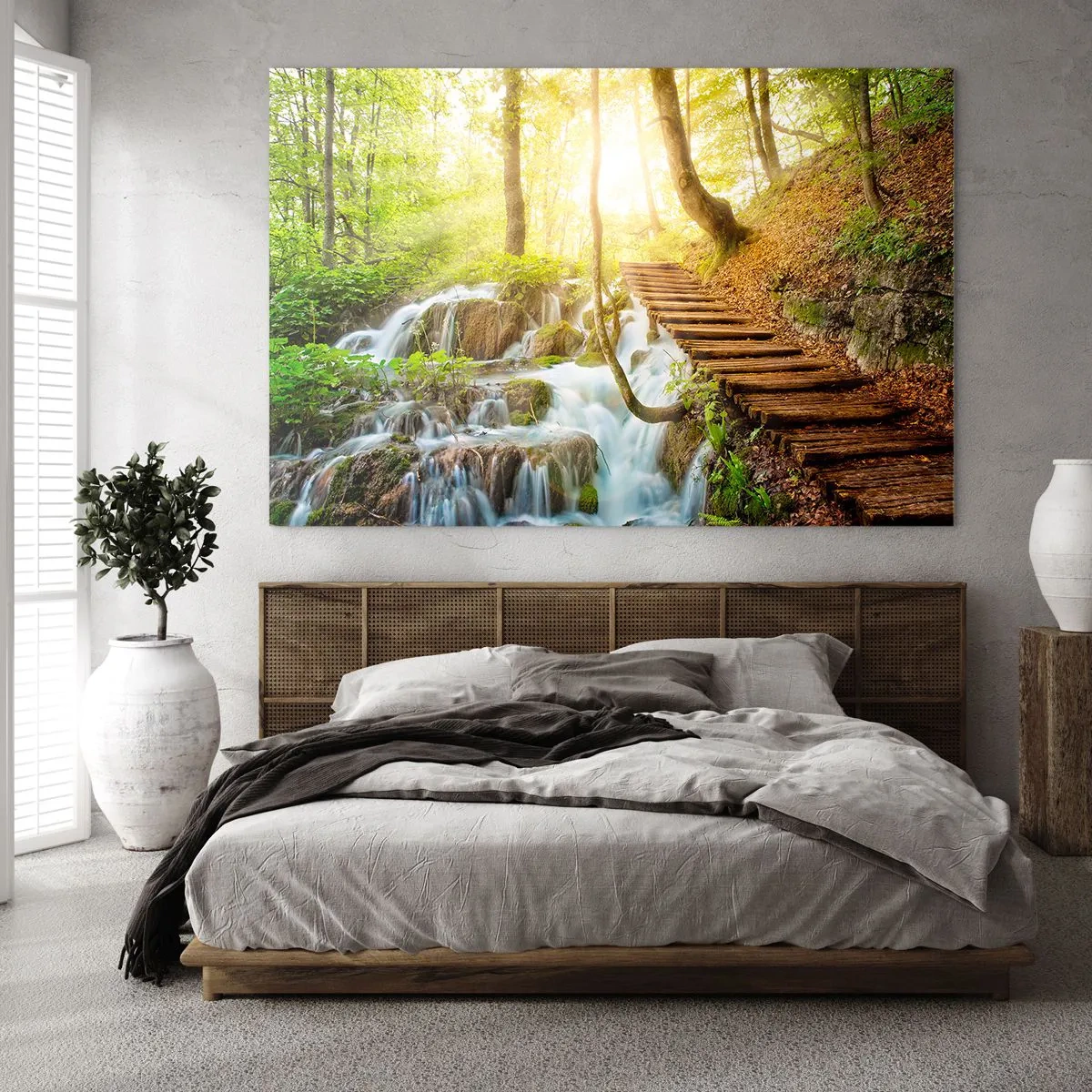 Glasbild - Bild auf glas - Ein Waldwasserfall mit einem vom Sonnenlicht beleuchteten Holzpfad - 120x80cm - Eine ersehnte Kühle - Moderne Wanddekoration für Wohnzimmer und Schlafzimmer ARTTOR