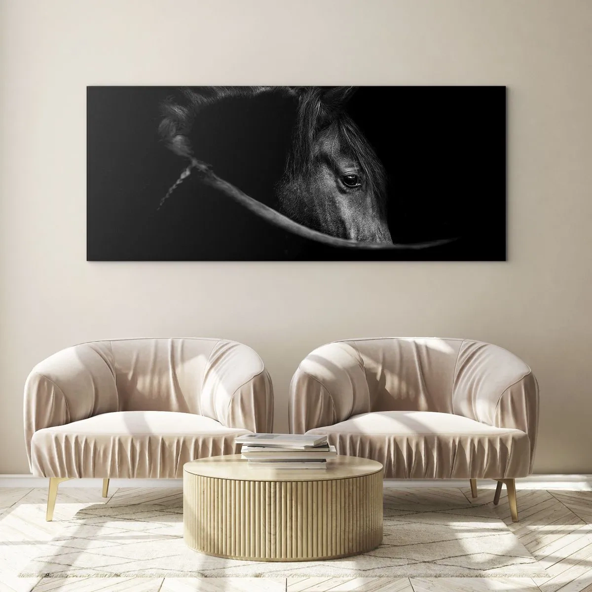 Glasbild - Bild auf glas - Ein Schwarz-Weiß-Porträt eines Pferdes mit einem subtilen Spiel aus Licht und Schatten vor dunklem Hintergrund. - 140x50cm - Schwarzer Prinz - Moderne Wanddekoration für Wohnzimmer und Schlafzimmer ARTTOR