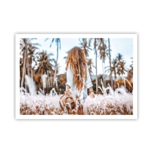 Poster - Eine Frau auf einer Wiese mit Palmen im Hintergrund bei Sonnenuntergang - 100x70cm - Geboren aus Grasflaum - Moderne Wanddekoration für Wohnzimmer und Schlafzimmer ARTTOR