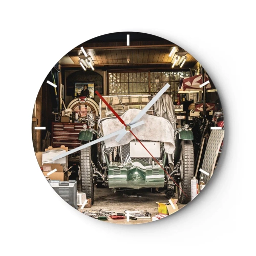 Wanduhr - Glasuhr - Ein altes Auto in einer Werkstatt voller Werkzeuge und Teile - 30x30cm - Zurück in die Vergangenheit - Moderne Wanddekoration für Wohnzimmer, Küche und Schlafzimmer ARTTOR